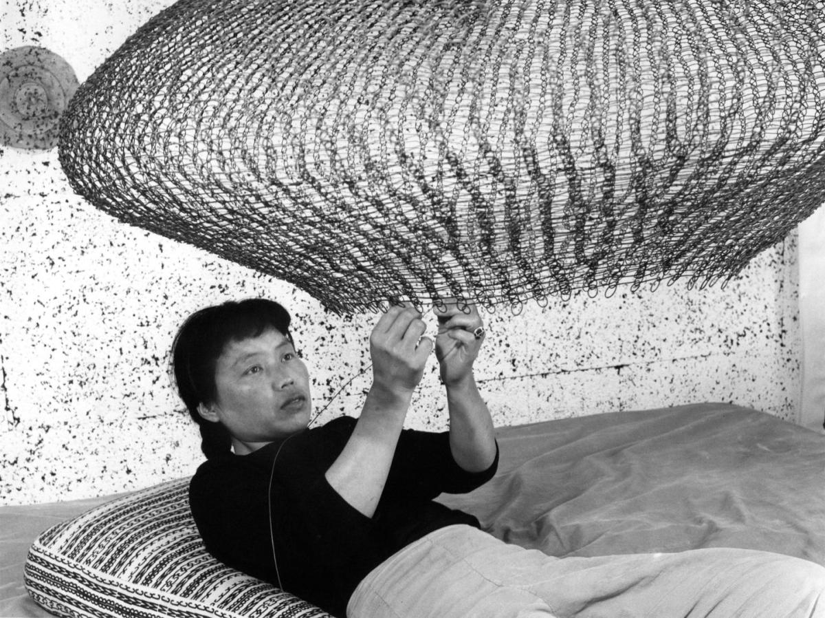 Imogen Cunningham, Ruth Asawa 3 (1957). © 2022 Imogen Cunningham Trust. Artwork © 2021 Ruth Asawa Lanier, Inc. / ARS, NY and DACS, London. Courtesy David Zwirner.